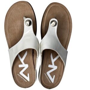 New Anne Klein Sport Ivory Thong Sandals Cushioned Comfort Size 9 Slip On Vegan